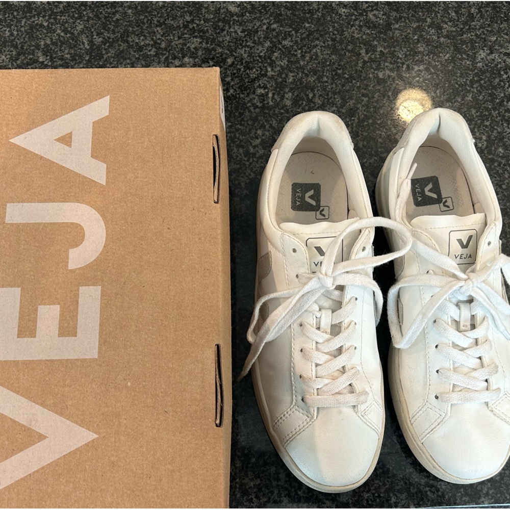 Veja Urca Vegan Leather shoes ladies size 8